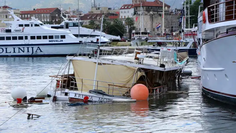 Hırvatistan'da Fırtına Felaketi: Feribot Bir Gemiye Çarparak Battı