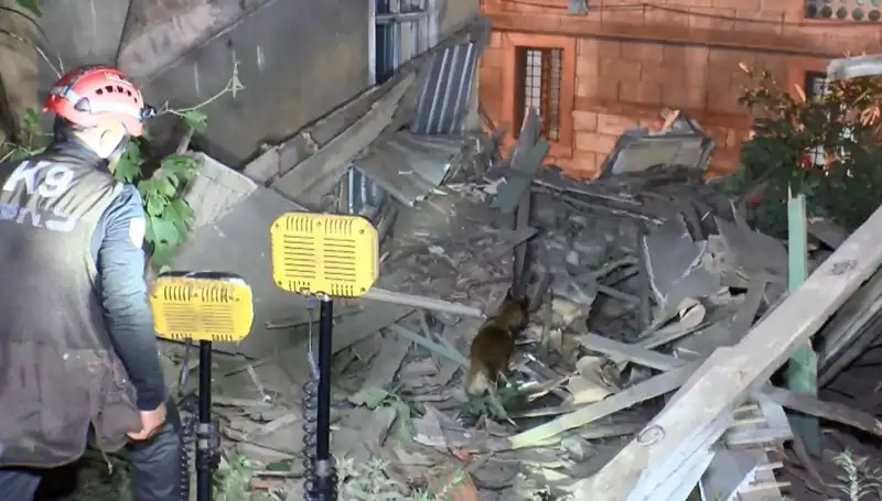 İstanbul'da Sarsıntı Sonrası Çökme: Depremde Hasar Gören Bina Yıkıldı