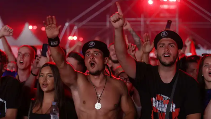 Thompson Konserinde Şok Edici Nazi Selamı Skandalı Ortaya Çıktı!