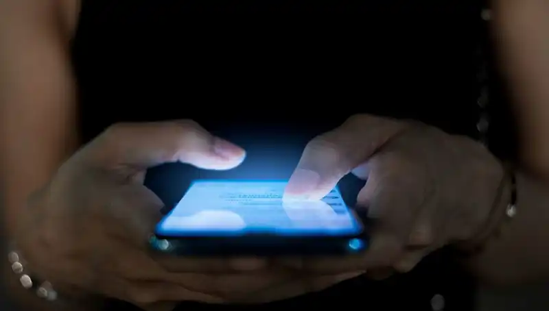 Narsisizmin Yeni İşareti: Telefon Kullanım Alışkanlıkları ve Psikolojik Etkileri