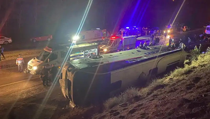İşçi Servisi Şarampole Devrildi: Korkunç Kaza 23 Yaralıyla Sonuçlandı