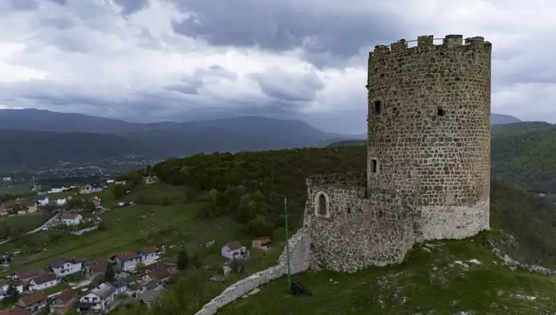 Bosna Hersek'teki Sokolac Kalesi: Tarihin Kandilinde Bir Yolculuk