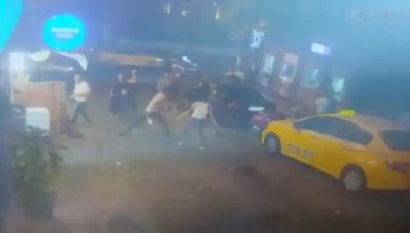 Beyoğlu'nda Çığır Açan Laf Atma Kavgası: Kanlı Sonuçlar!
