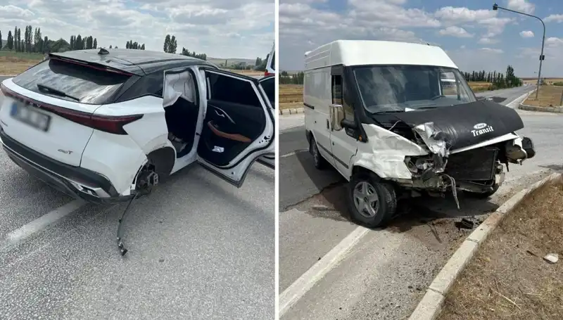 Çorum'da İki Araç Kafa Kafaya Çarpıştı, Yaralılar Var!