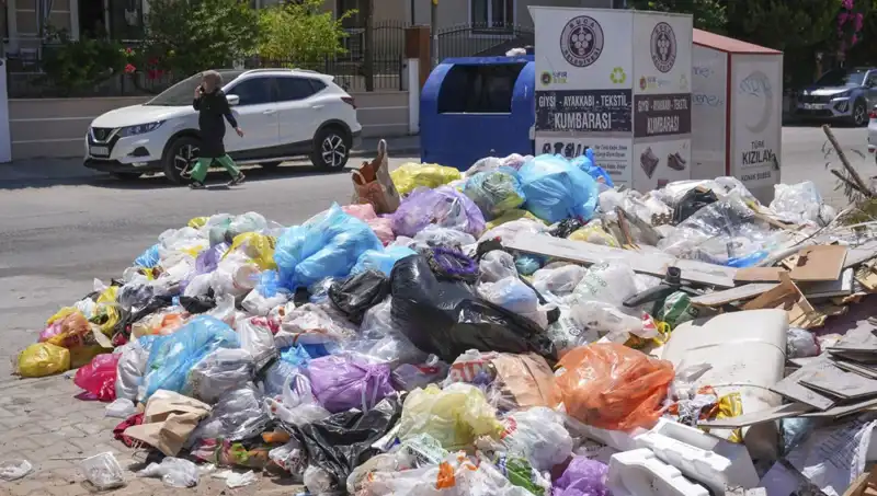 İzmir’de Eşsiz Manzara: Çöp Yığınları Şehrin Cadde ve Sokaklarını Kapladı