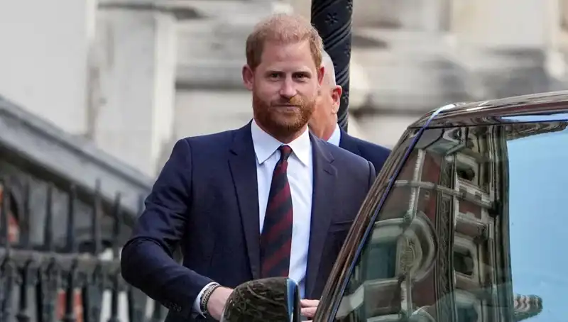 Prens Harry, Ailesiyle Barışmak İçin Yeni Bir Yola Adım Atıyor