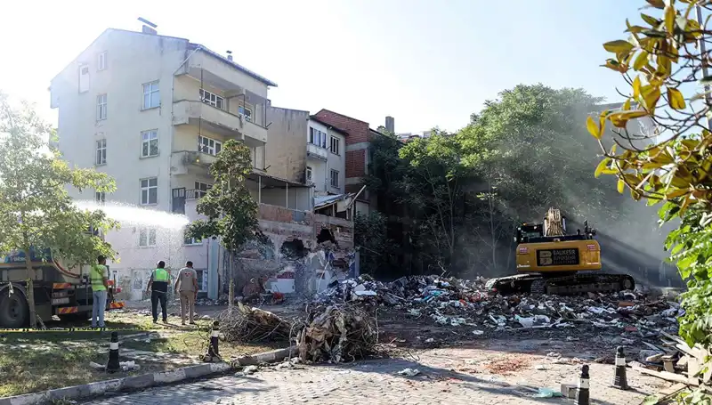 Sındırgı'da Deprem Artçıları Sürüyor: 4.0 Büyüklüğündeki Sarsıntılar Neden Oluyor?