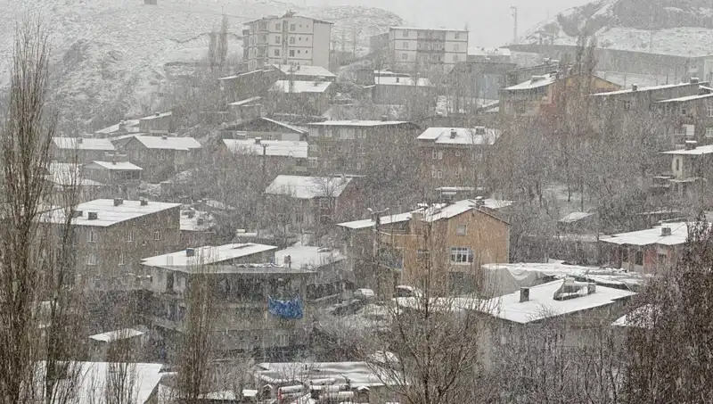Hakkari’de İnanılmaz Bir Nisan Sürprizi: Kar Yağışı Hayatı Durdurdu!