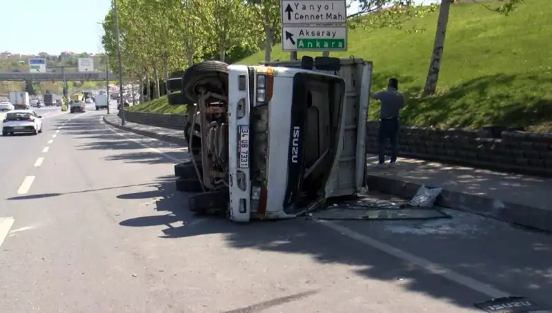 Küçükçekmece D-100 Karayolu'nda Şoke Eden Kaza: Yaralılar ve Trafik Kaosu!
