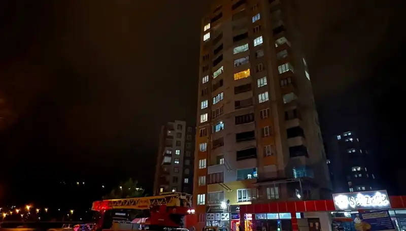 Yıldırım Düşmesiyle Apartmanın Çatısında Büyük Panik!