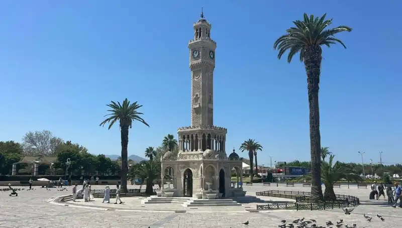 İzmir'de Sıcak Hava Dalgası: Meydanlar Boş, Hava 41 Dereceyi Görecek!