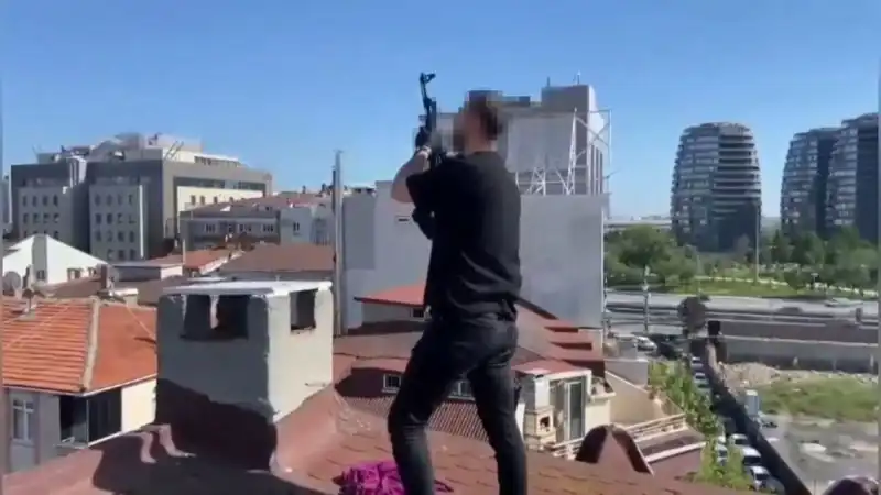 İstanbul'da Operasyon: Çatıda Yakalanan Şahısların Bacadan AK-47 Çıktı