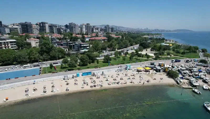 İstanbul Yazı Karşılıyor: Caddebostan Sahili Yoğun Ziyaretçi Akınına Uğradı