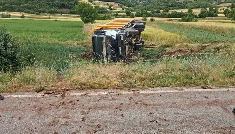 Tokat'ta Kamyon Devrildi: Şoförün Hayatını Kaybettiği Feci Kaza