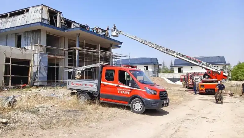 Gölbaşı'ndaki Lüks Villalarda Yangın: Ekipler Seferber Oldu