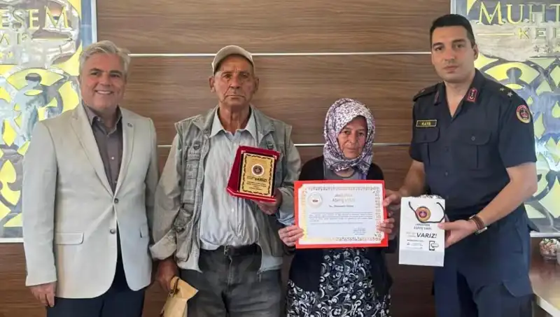 Tek Varlıkları Olan Evi Jandarmaya Bağışlayan Ebeveynlerin Duygulandıran Hikayesi