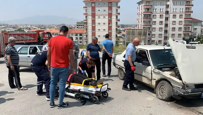 Kavşakta Meydana Gelen Kazada İki Kişi Yaralandı: Detaylar Burada