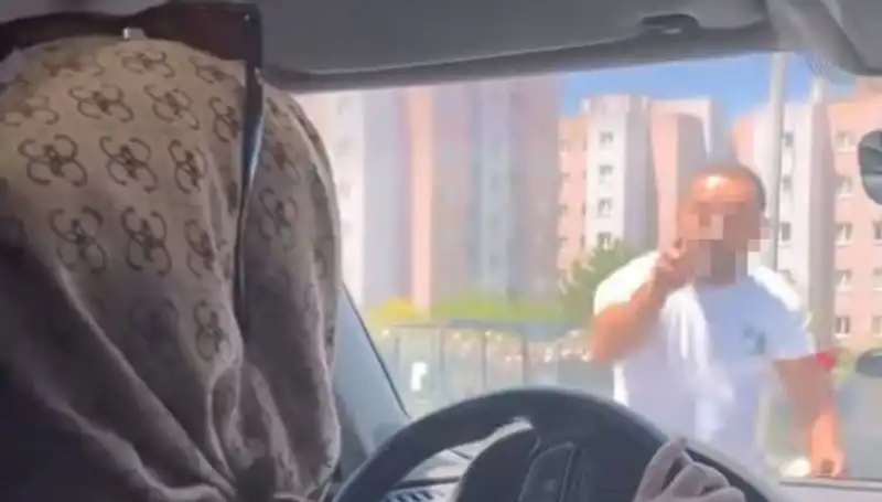 Trafikte Dehşeti Yaşatan Şiddet Olayı: Aracın Camını Yumrukladı