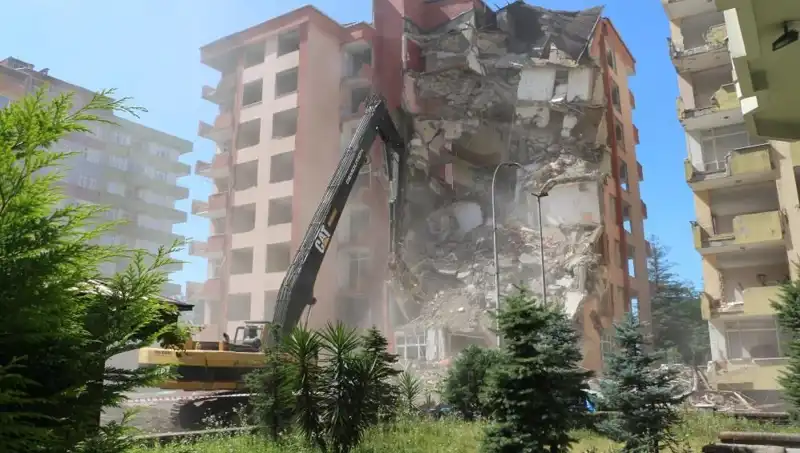 Deniz Sarsıntısı İstanbul’u Sarsıyor: İki Bina Yıkım Kararı Alındı