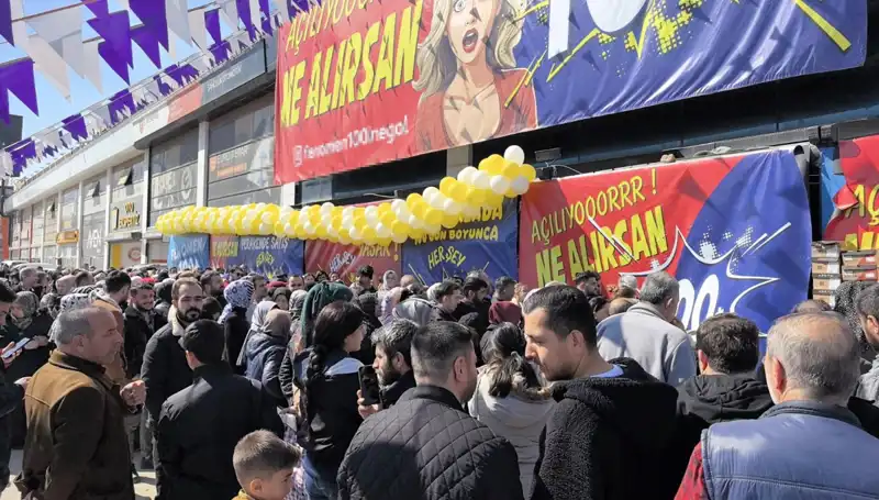 Bursa’da İndirim Zamanı: Alışveriş Merkezlerinde İzdiham Yaşandı!