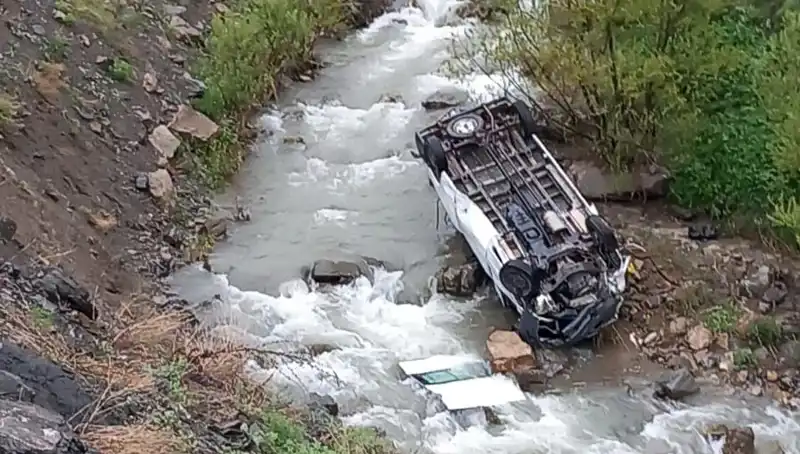 Hakkari'de Şok Minibüs Kazası: Dereye Devrilen Araçta İki Kişi Hayatını Kaybetti