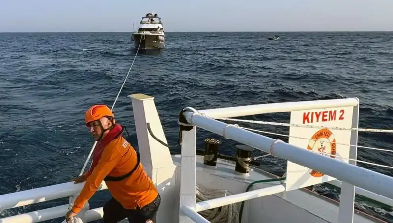 Marmaris Açıklarında Sürüklenen Tekne Kurtarılarak Güvenli Bir Limana İkna Edildi