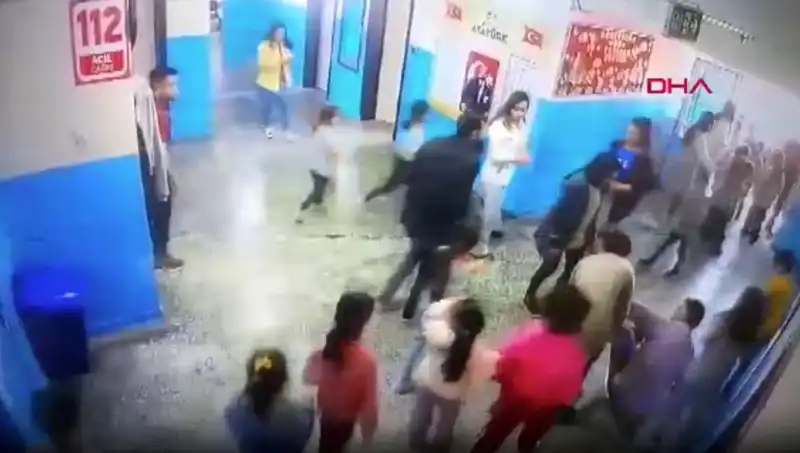 Eğitimde Örnek Bir Davranış: Müdür Yardımcısı Bayılan Öğrenciyi Kurtardı