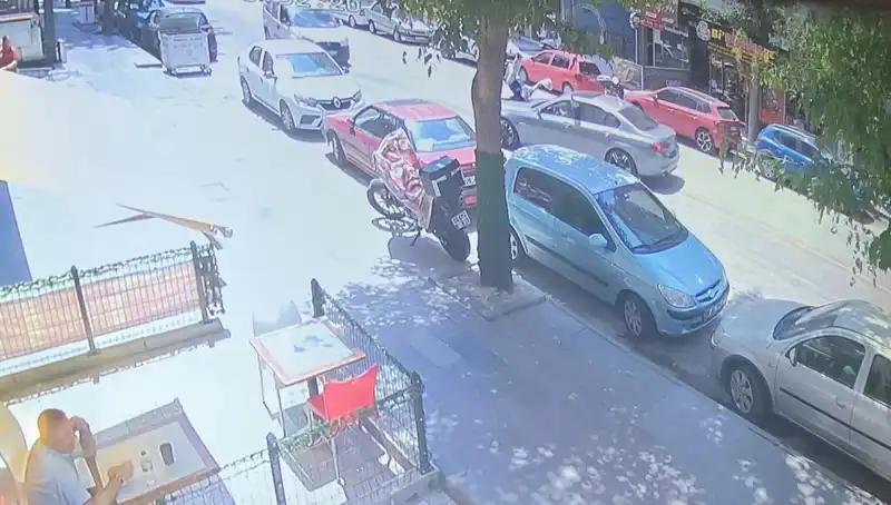 Yolda Dikkatsizlik Faciası: Karşıdan Karşıya Geçerken Araba Çarptı!