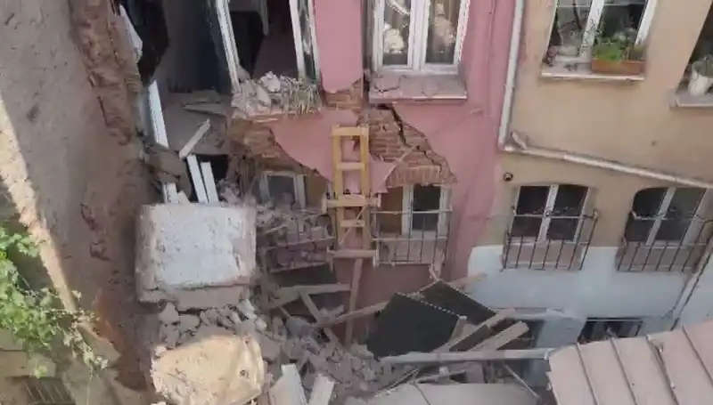 İstanbul'da Üç Katlı Bina Balkonunun Çökmesi: Olayın Detayları ve Ardındaki Nedenler