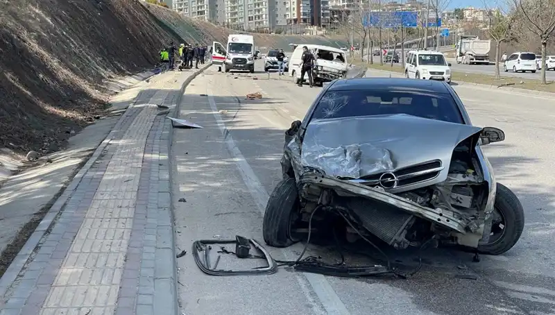 İki Araç Çarpıştı: Otomobil Minibüse Çarptı, 1 Ölü 3 Yaralı
