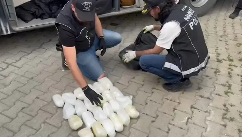 Yolcunun Valizinden 13 Kilo Metamfetamin Çıktı: Uyuşturucu Kaçakçılığı İle Mücadelede Yeni Bir Vaka