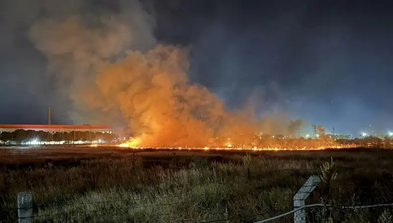İzmir’de Gece Yarısı Yangını: Panik İçindeki Vatandaşlar Sokağa Döküldü
