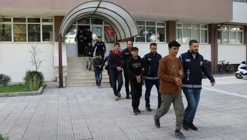 Türkiye'nin İki İlinde 21 Düzensiz Göçmen Yakalandı: Detaylar Neler?