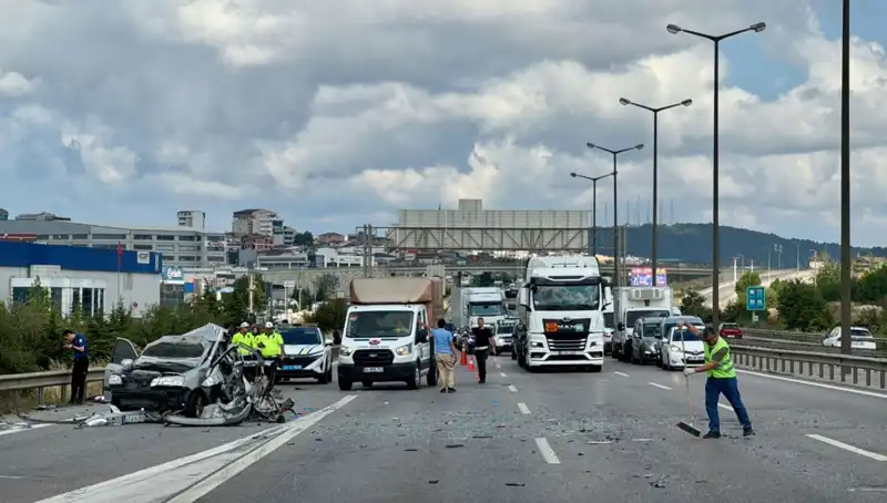 Otoyolda Facia: Üç Kişi Araçta Sıkıştı, Trafik Kilitlendi!