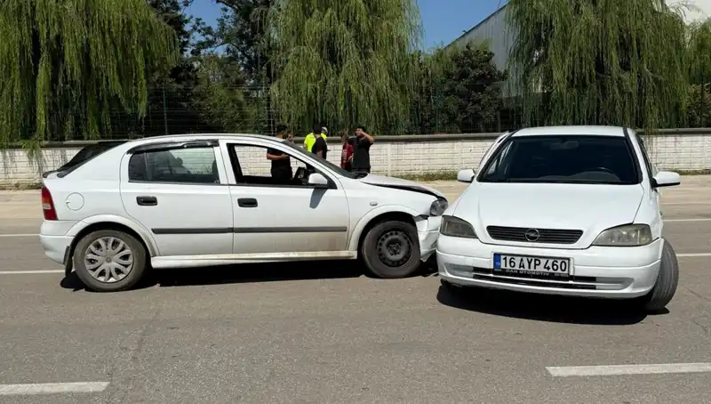 İki Otomobilin Korkunç Çarpışması: Yaralıların Durumu Endişe Verici