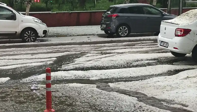 Ardahan'da Dolu Fırtınası: Şehir Bembeyaz Bir Manzaraya Büründü