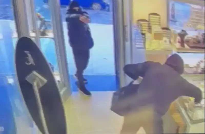 Ümraniye'de Maskeli Soygun Girişimi: 5 Kişilik Çete Müşterileri Korkuttu