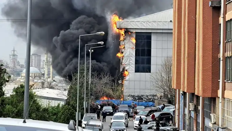 Başakşehir Sanayi Sitesinde Yangın Paniği: Ekipler Olay Yerinde!
