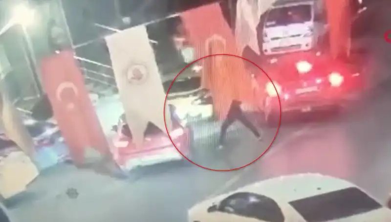 Kağıthane’de Sokak Ortasında Cinayet: Genç Otomobilde Yok Oldu