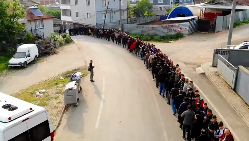Bursa'da Bayram Coşkusu: 1 Kilometrelik Kuyrukla Bayramlaşma Geleneği Devam Ediyor