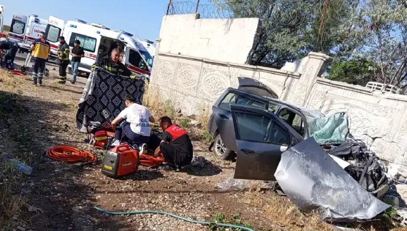 Lastiği Patlayan Araç İstinat Duvarına Çarptı, 1 Kişi Hayatını Kaybetti