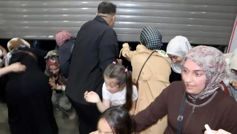 Alışveriş Merkezinde Yüzde 50 İndirim Coşkusu: İzdiham Konuşuluyor!