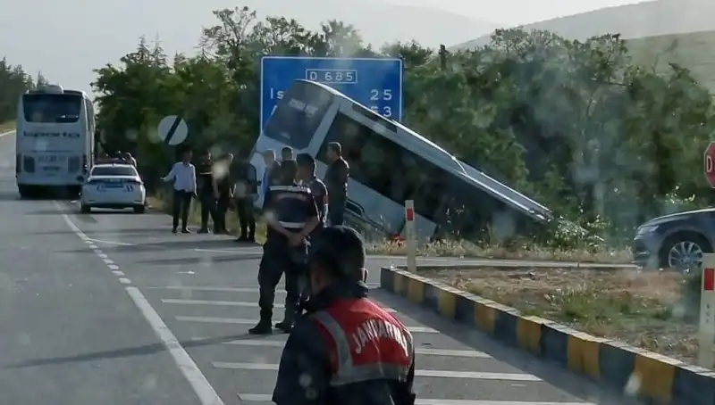 Isparta'da Tur Otobüsü ve Yolcu Otobüsü Çarpıştı: Facia Sonrası Yaralılar
