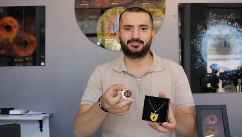 Çektiği İris Fotoğraflarını Takı ve Tabloya Dönüştürüyor: Yetenekli Sanatçının Sıra Dışı Yolculuğu