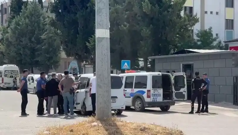 Adliye Önünde Gerginlik: İki Aile Arasında Bıçaklı Kavga Çıktı
