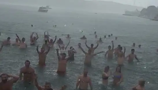İstanbul'un Bebek Sahili'nde Yağmura Rağmen Denize Giren Cesur Kalabalık