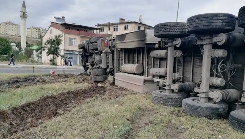 Dehşet Anları: Freni Boşalan TIR Erzurum'da Büyük Bir Kazaya Neden Oldu